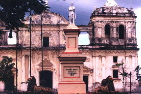 Monument à Maximo Jerez Cathédrale de Leon Nicaragua