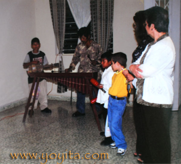 Los chicheros tocando y cantándole a La Virgen 