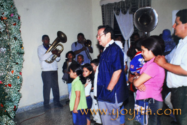 Los chicheros tocando y cantándole a La Virgen 