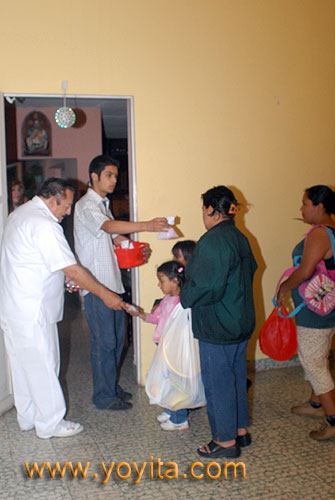 Dr. Fabio Sanchez repartiendo brindis en su Purisima