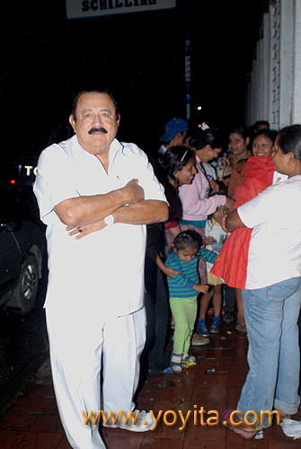 Dr. Fabio Sanchez en la puerta de su casa con la cola de la Purisima