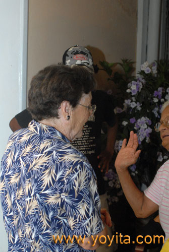 Doña Olguita Serrano repartiendo brindis