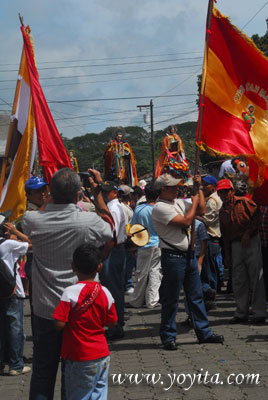 Santos y banderas