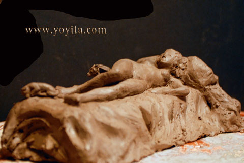 Donna in letto con Chihuahuas scultura figurativa © Yoyita