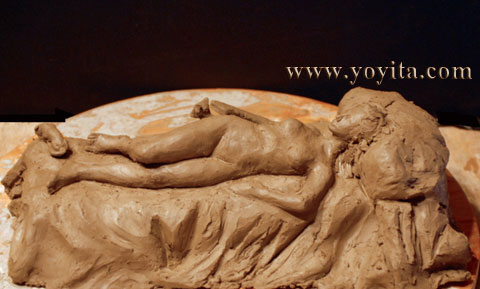 Donna in letto con Chihuahuas scultura figurativa © Yoyita