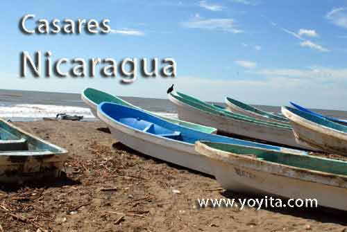 Bateaux et corneille à la plage Nicaragua de casares
